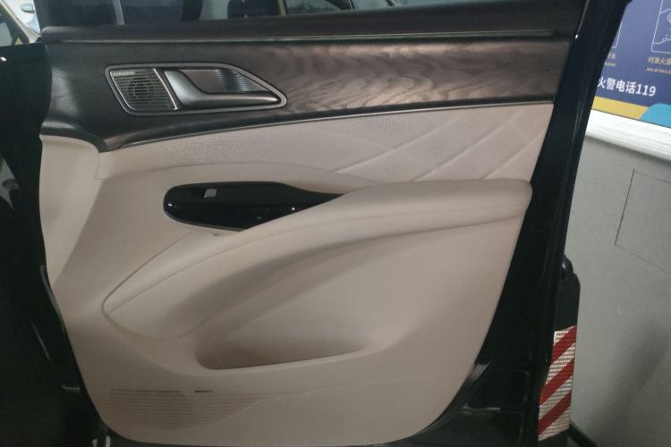 腾势D9 2024款 DM-i 980 四驱尊贵型中控内饰7005