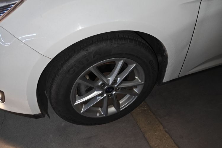 福特 福克斯 2017款 三厢 1.6L 自动风尚型智行版车身外观6007