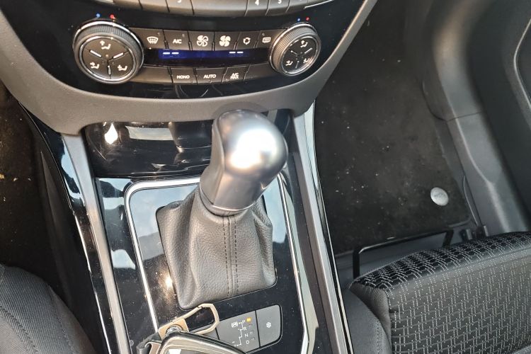 标致508 2013款 2.0L 两周年纪念 自动天窗经典版中控内饰18