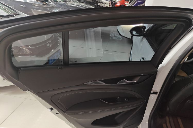 别克 君威 2024款 25T 超享版中控内饰7008