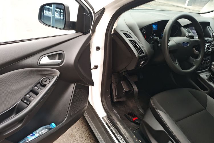 福特 福克斯 2012款 两厢 1.6L 自动舒适型中控内饰20