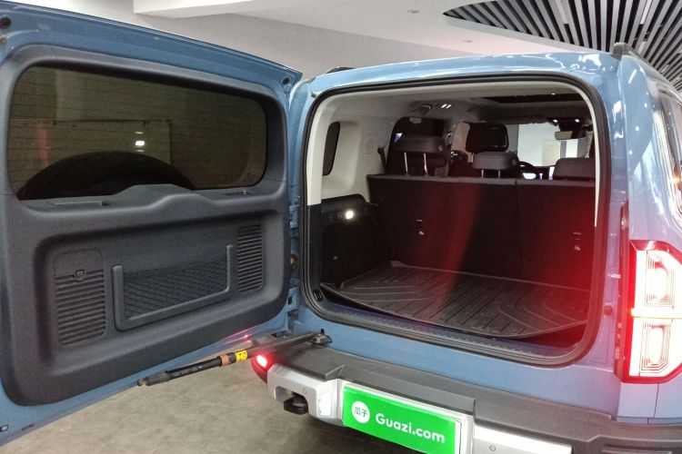 方程豹 豹5 2023款 领航版机舱底盘23