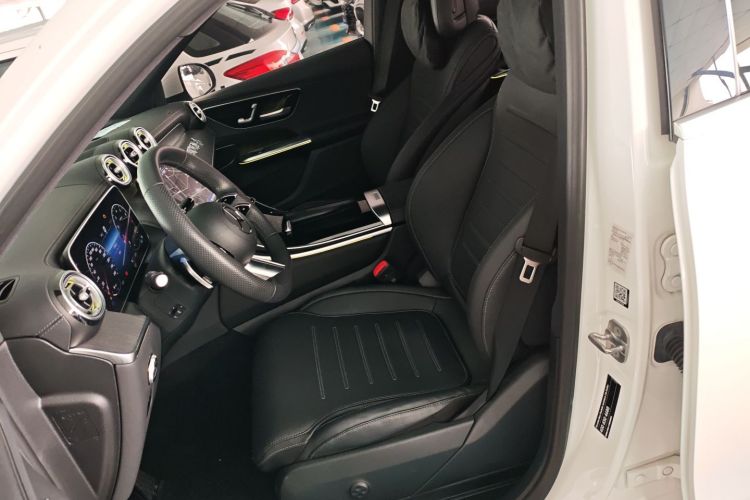 奔驰GLC 2023款 GLC 260 L 4MATIC 豪华型 7座中控内饰19