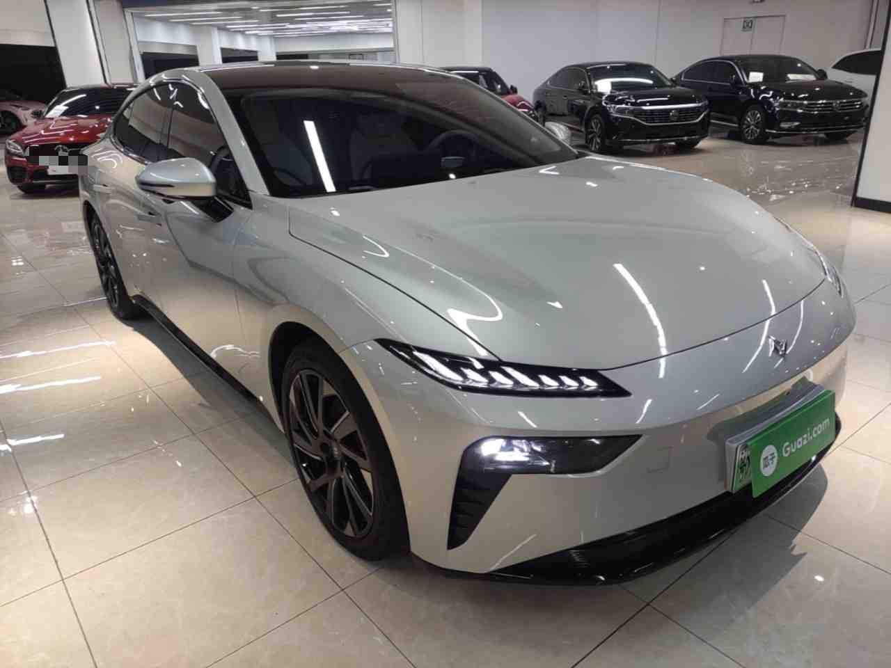 车辆右前45度视角，展示前脸设计与车头姿态