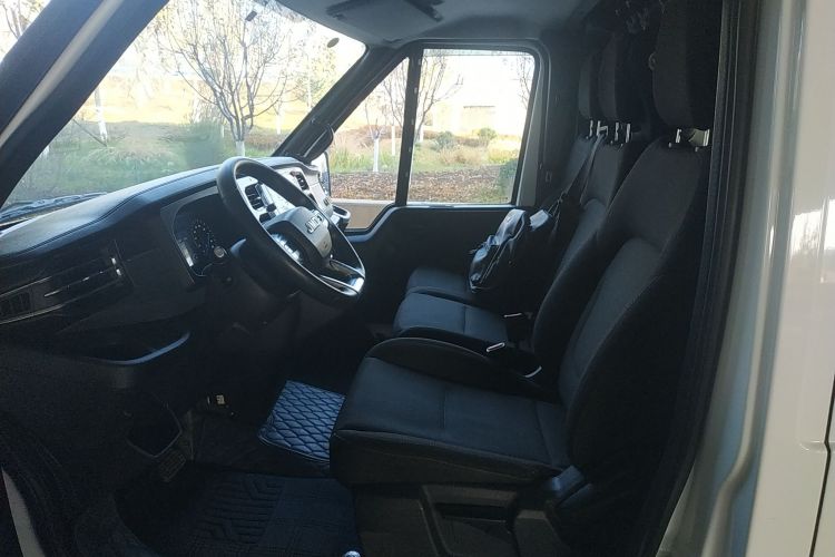 江铃福顺 2023款 2.0T 自动中轴中高顶商运型厢式运输车2/3座局部细节19