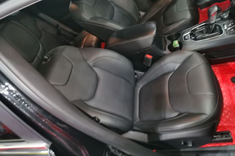 Jeep 自由光 2019款 2.0T 四驱探享版+自动驾驶智慧包 国V局部细节41