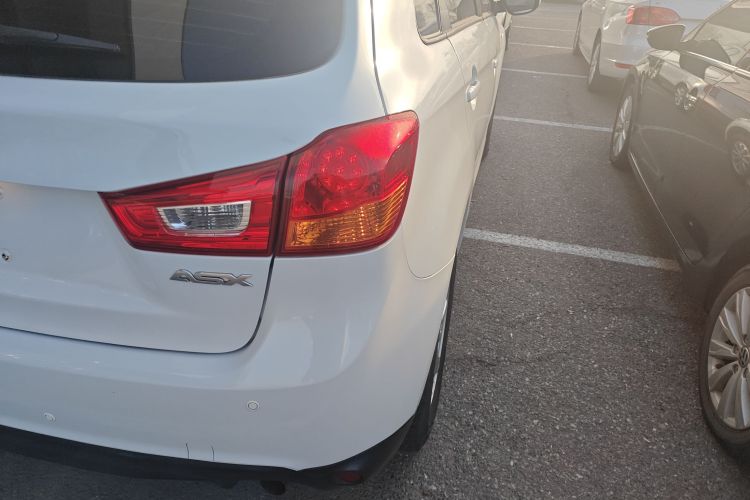 三菱 劲炫ASX 2013款 2.0L CVT两驱精英版车身外观9