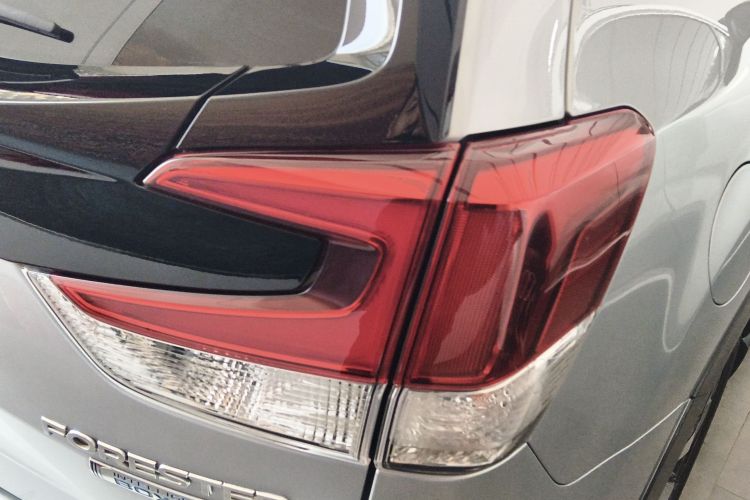 斯巴鲁 森林人 2019款 2.0i 智擎旗舰版EyeSight车身外观9