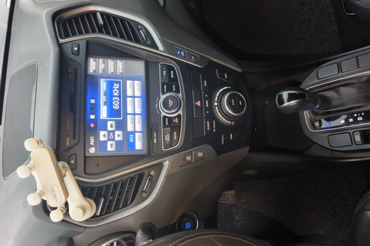 现代 胜达 2013款 2.4L 自动四驱智能型中控内饰16