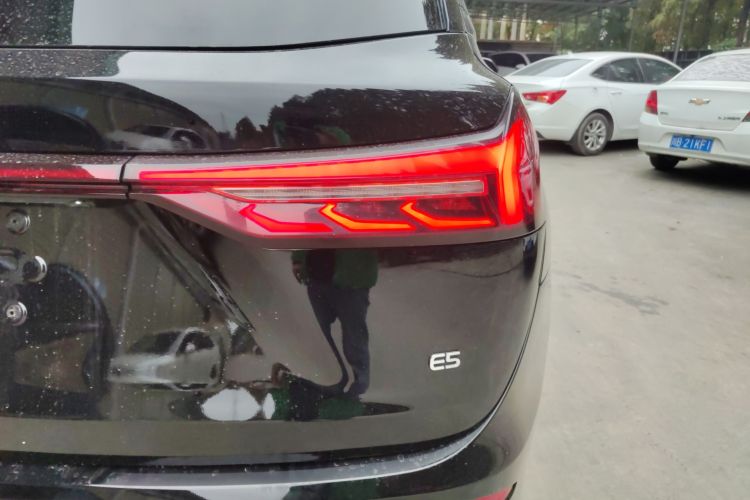 蓝电E5 2023款 1.5L DE-i 100KM畅享型 7座车身外观9