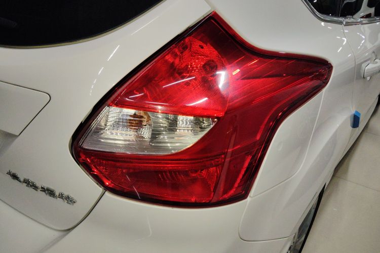 福特 福克斯 2012款 两厢 2.0L 自动豪华运动型车身外观6006