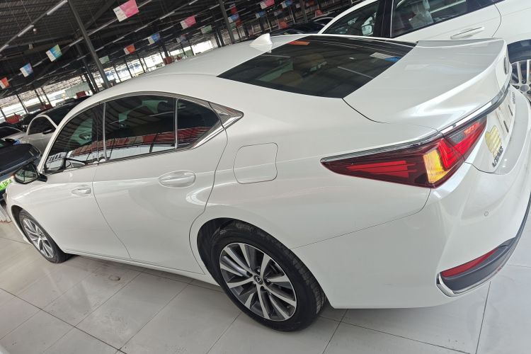 雷克萨斯ES 2020款 200 卓越版车身外观4