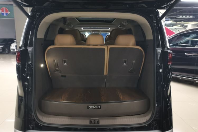 腾势D9 2022款 DM-i 970 四驱旗舰型机舱底盘23