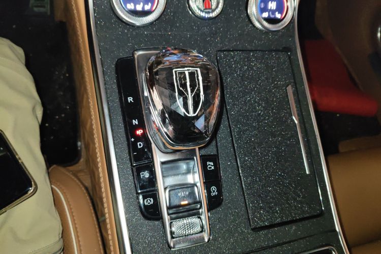 红旗H9 2020款 2.0T 智联旗畅版中控内饰18