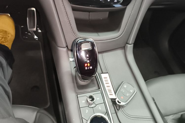 凯迪拉克XT6 2025款 2.0T 六座四驱铂金行政黑标版中控内饰18