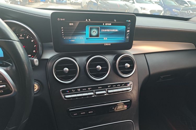 奔驰C级 2019款 C 180 L 时尚型运动版中控内饰16