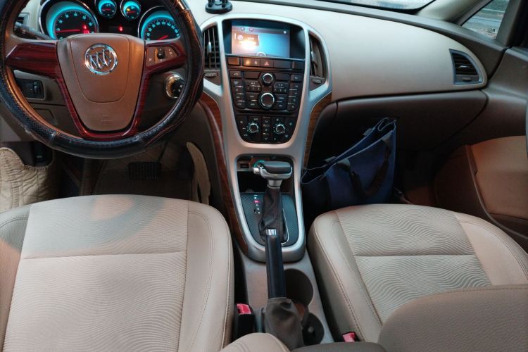 别克 英朗 2013款 GT 1.6L 自动时尚版中控内饰16