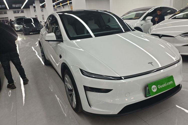 特斯拉 Model Y 2025款 长续航全轮驱动版车身外观3