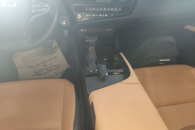 雷克萨斯ES 2022款 300h 卓越版中控内饰18