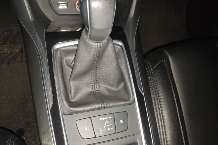 标致408 2016款 1.6T 自动豪华版中控内饰18