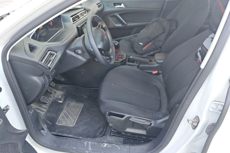 标致308 2016款 1.6L 手动时尚版中控内饰19