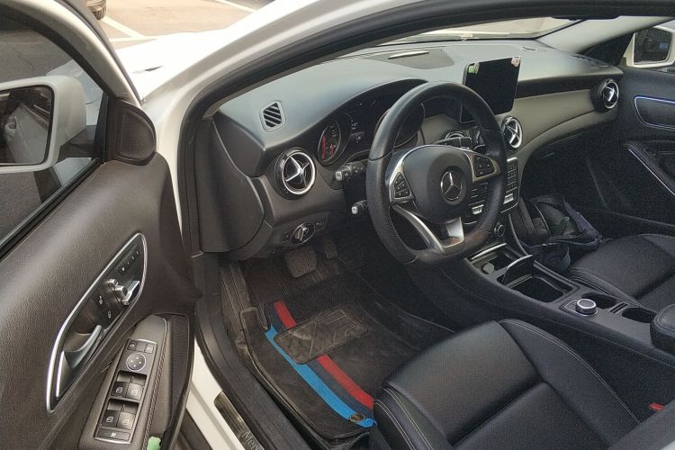 奔驰GLA 2019款 GLA 200 动感型中控内饰20