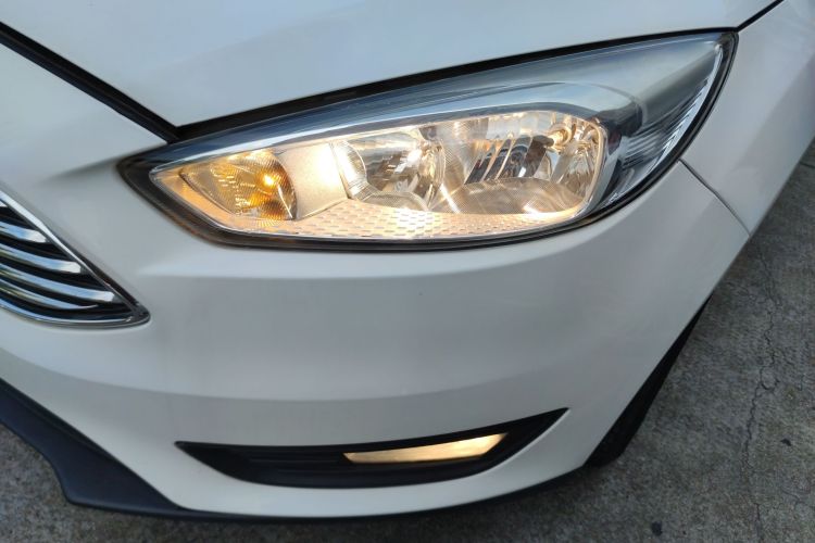 福特 福克斯 2018款 三厢经典 1.6L 自动风尚型智行版车身外观36