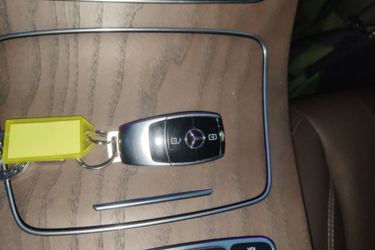 奔驰E级新能源 2022款 E 350 e L 插电式混合动力轿车中控内饰7001