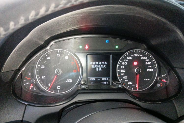 奥迪Q5 2018款 典藏版 40 TFSI 技术型中控内饰14