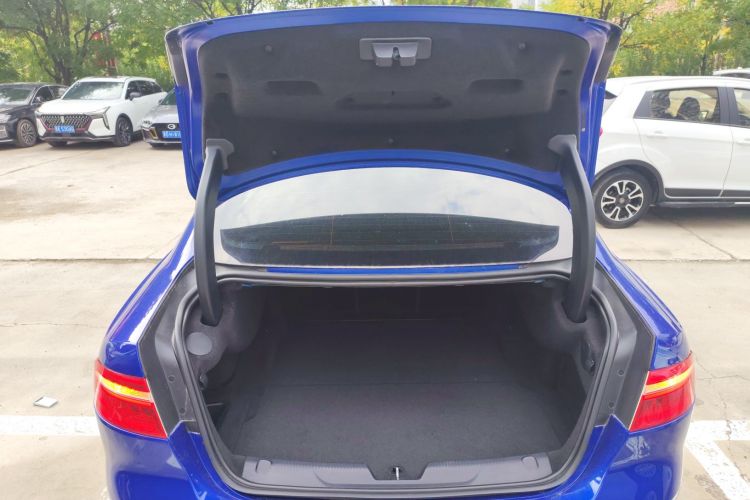 捷豹XEL 2018款 2.0T 200PS 豪华版中控内饰23