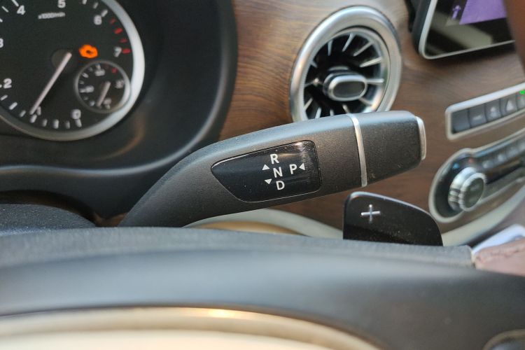 奔驰 威霆 2021款 2.0T 商务版 7座中控内饰18