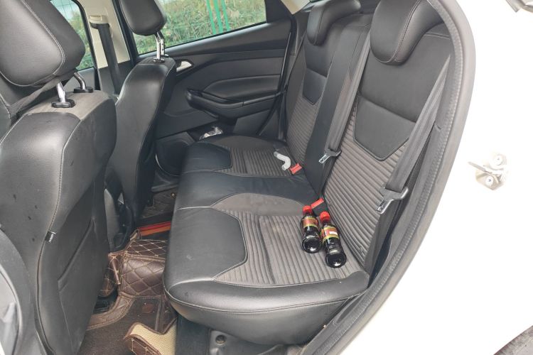 福特 福克斯 2015款 两厢 1.6L 自动风尚型中控内饰21