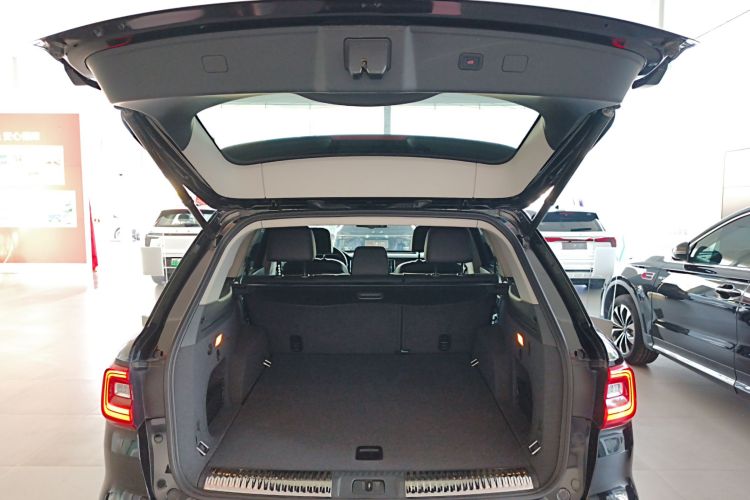 红旗HS7 2022款 2.0T DCT两驱智联旗享版 五座机舱底盘23