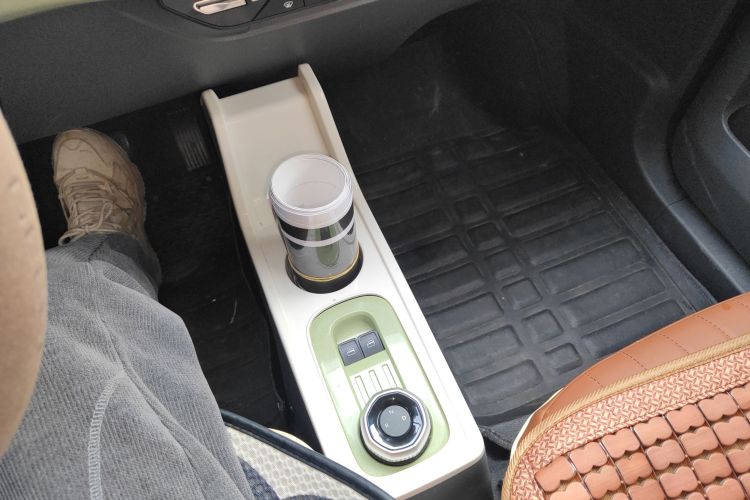 吉利银河 2023款 熊猫mini 200km 耐力熊中控内饰18