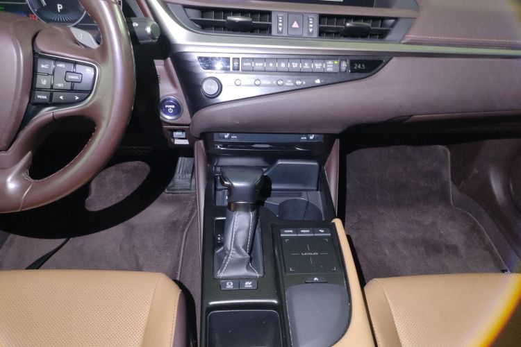 雷克萨斯ES 2020款 300h 卓越版中控内饰18