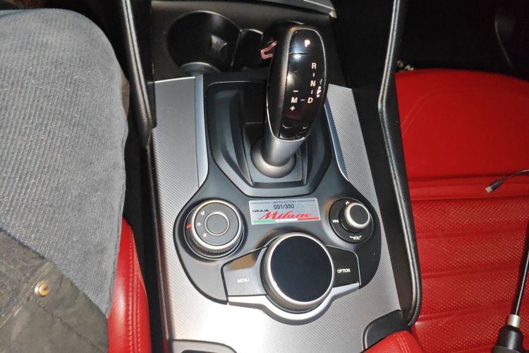 阿尔法·罗密欧 Giulia朱丽叶 2017款 2.0T 280HP Milano限量版中控内饰18