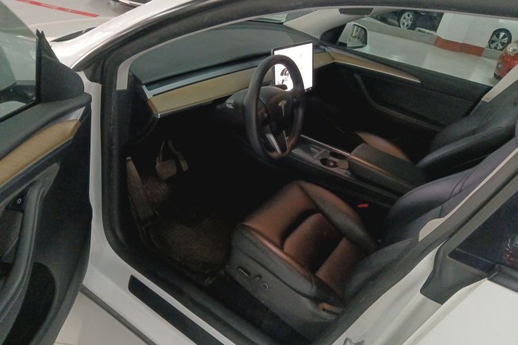 特斯拉 Model Y 2021款 长续航全轮驱动版中控内饰7003