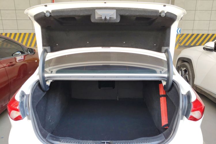 福特 福克斯 2019款 三厢 EcoBoost 180 自动ST Line机舱底盘23