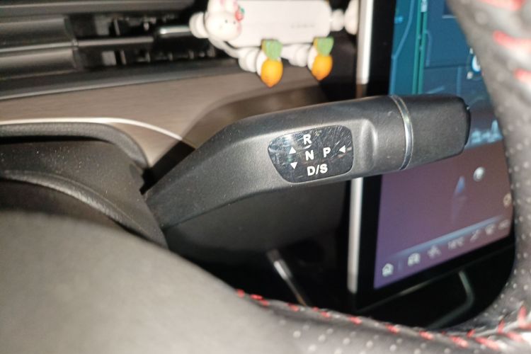 哪吒汽车 哪吒V 2022款 潮 300 Lite 磷酸铁锂中控内饰18