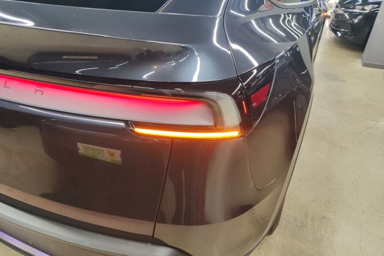 特斯拉 Model Y 2025款 改款 长续航全轮驱动版车身外观9