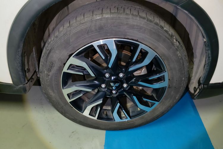 三菱 欧蓝德 2020款 2.4L 四驱致享版 7座车身外观10