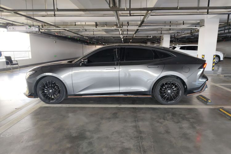 长安UNI-V 2022款 1.5T 运动版车身外观4