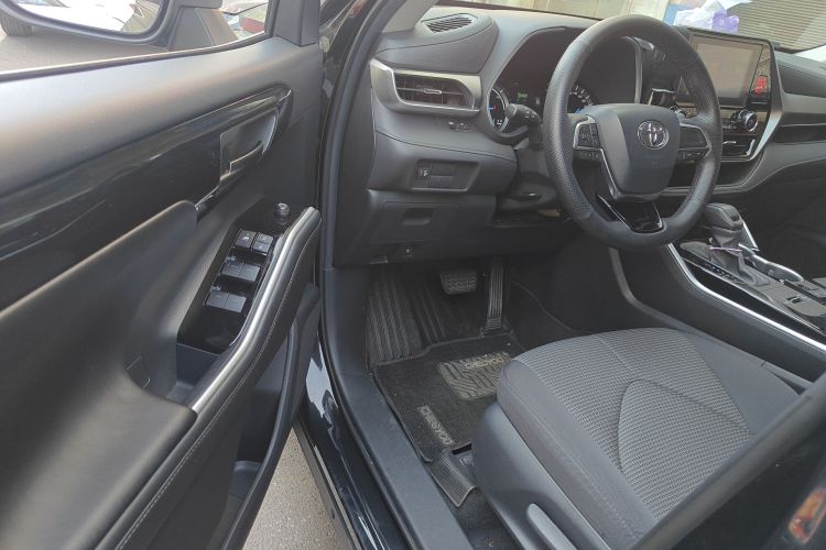 丰田 汉兰达 2023款 2.5L智能电混双擎两驱精英版 5座中控内饰20