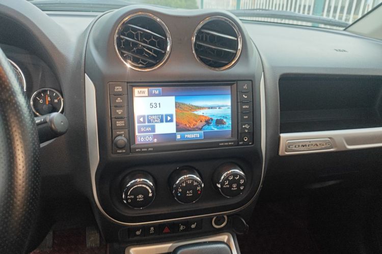 Jeep 指南者(进口) 2014款 改款 2.4L 四驱豪华导航版中控内饰16