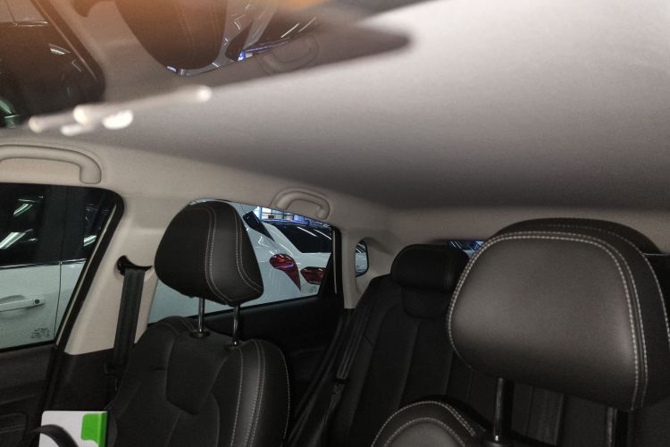 哪吒汽车 哪吒V 2022款 潮 400 Lite中控内饰22