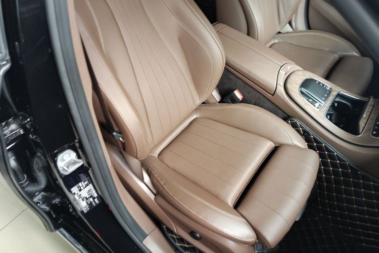 奔驰E级新能源 2022款 改款 E 350 e L 插电式混合动力运动轿车局部细节41