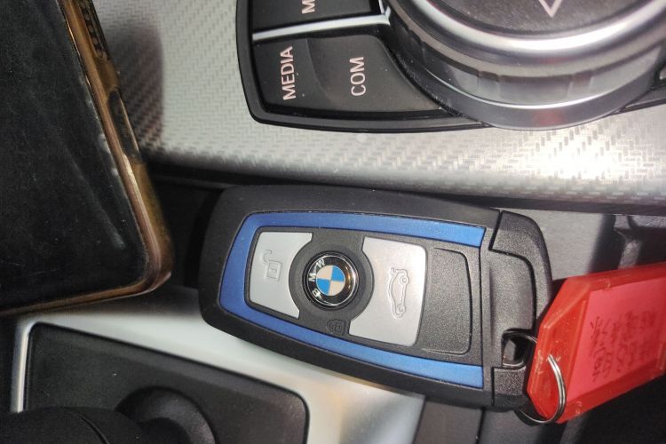 宝马3系 2019款 320i M运动曜夜版中控内饰11