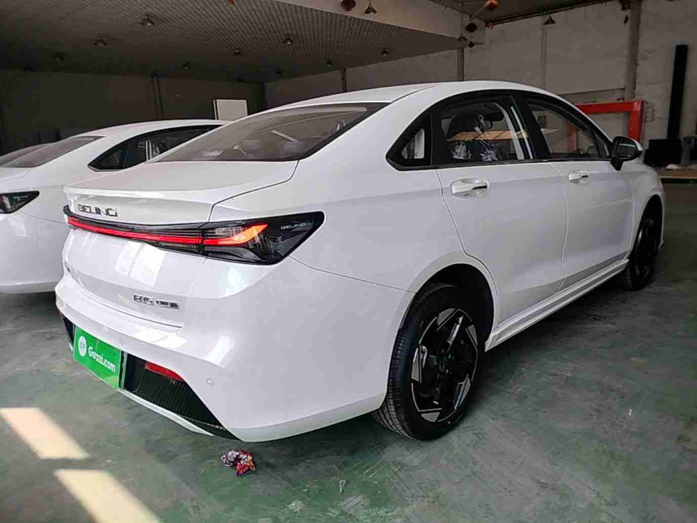 车辆右后45度外观实拍