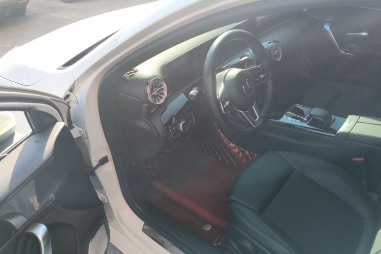 奔驰A级(进口) 2019款 A 200 动感型中控内饰20