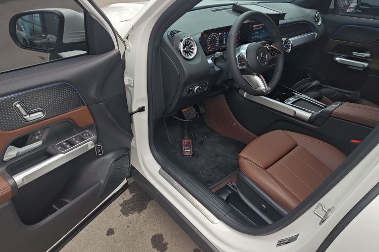 奔驰GLB 2025款 GLB 220 动感型中控内饰7003